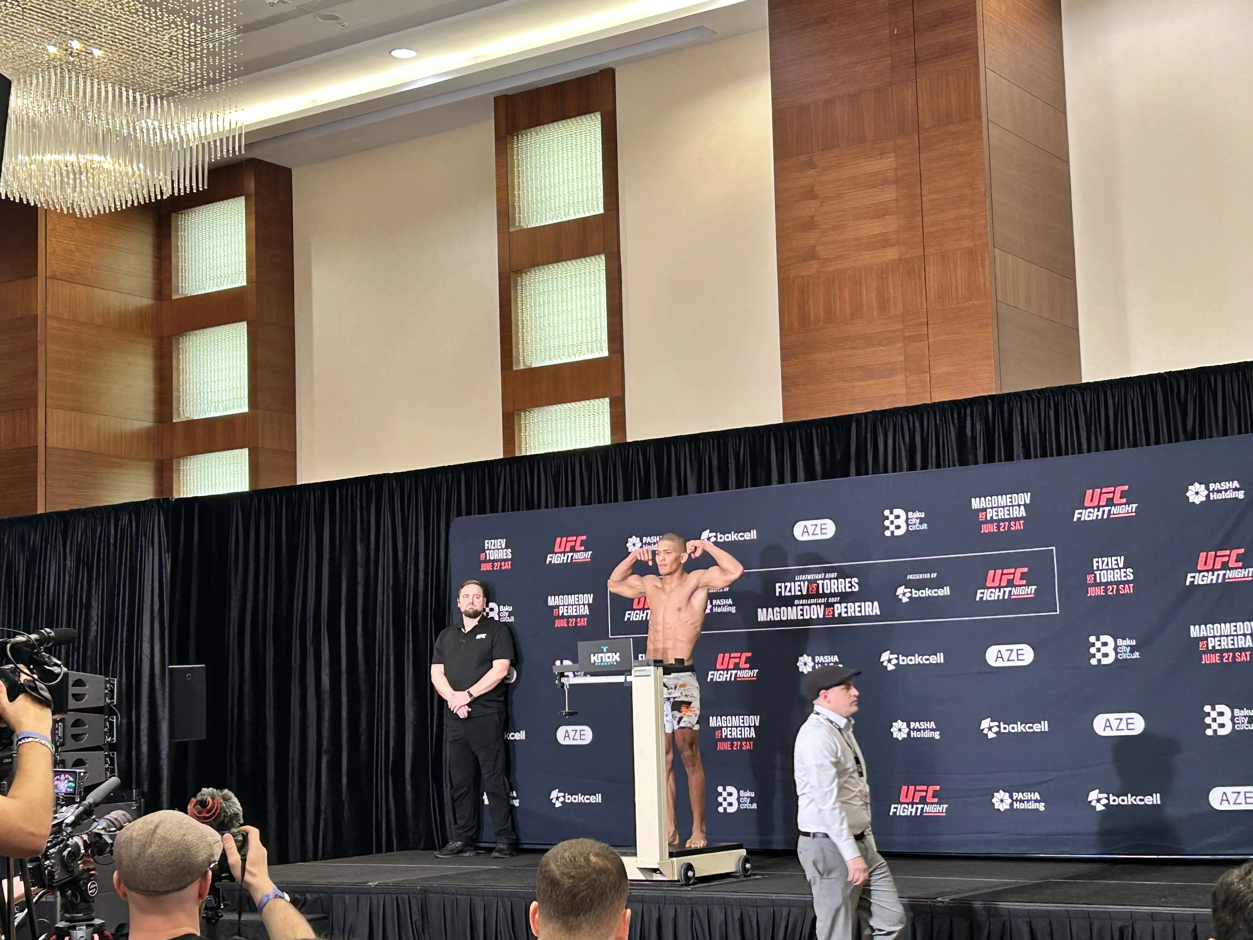 Bakıda UFC həyəcanı: Döyüşçülər tərəziyə çıxır 