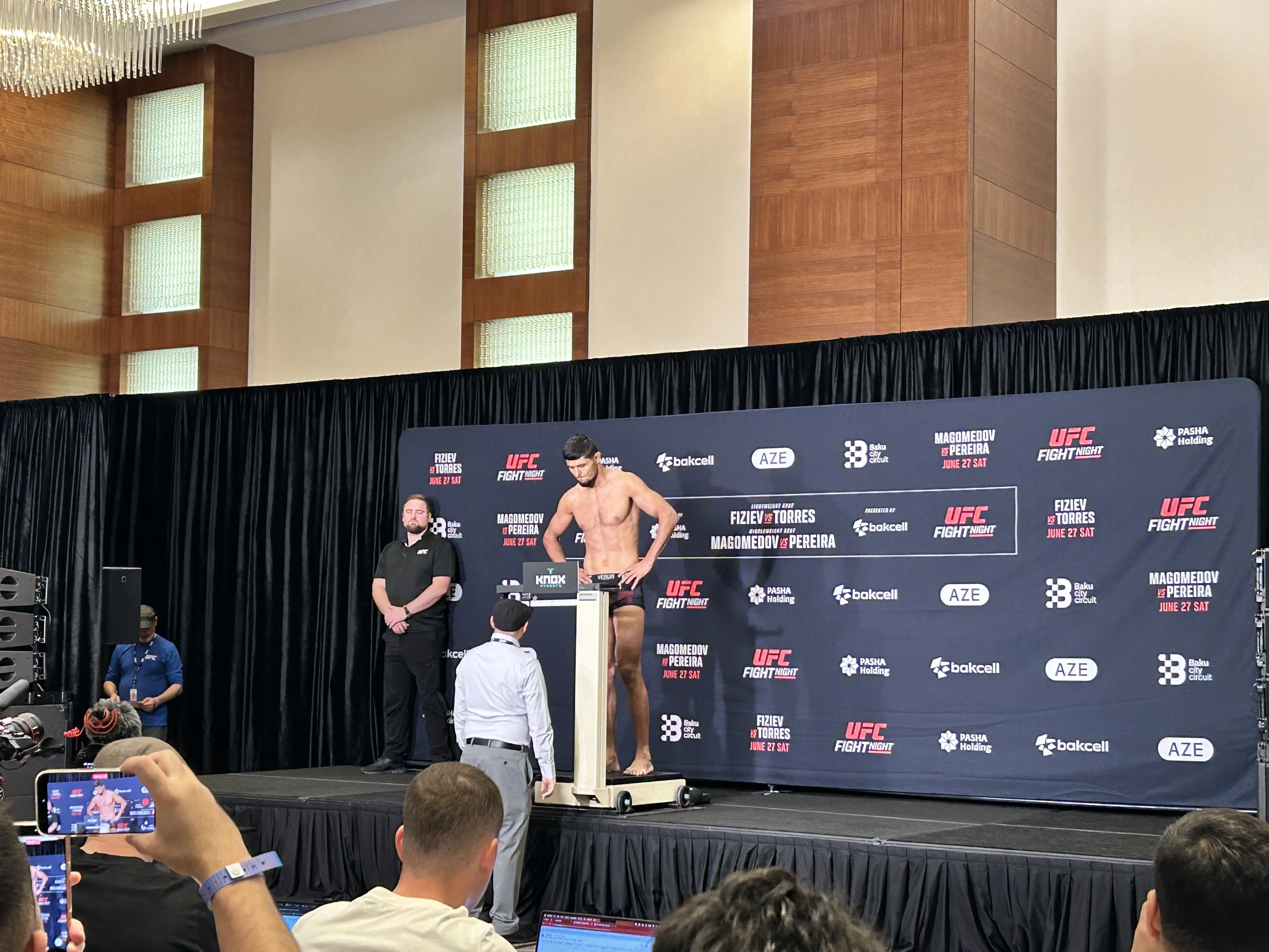 Bakıda UFC həyəcanı: Döyüşçülər tərəziyə çıxır 
