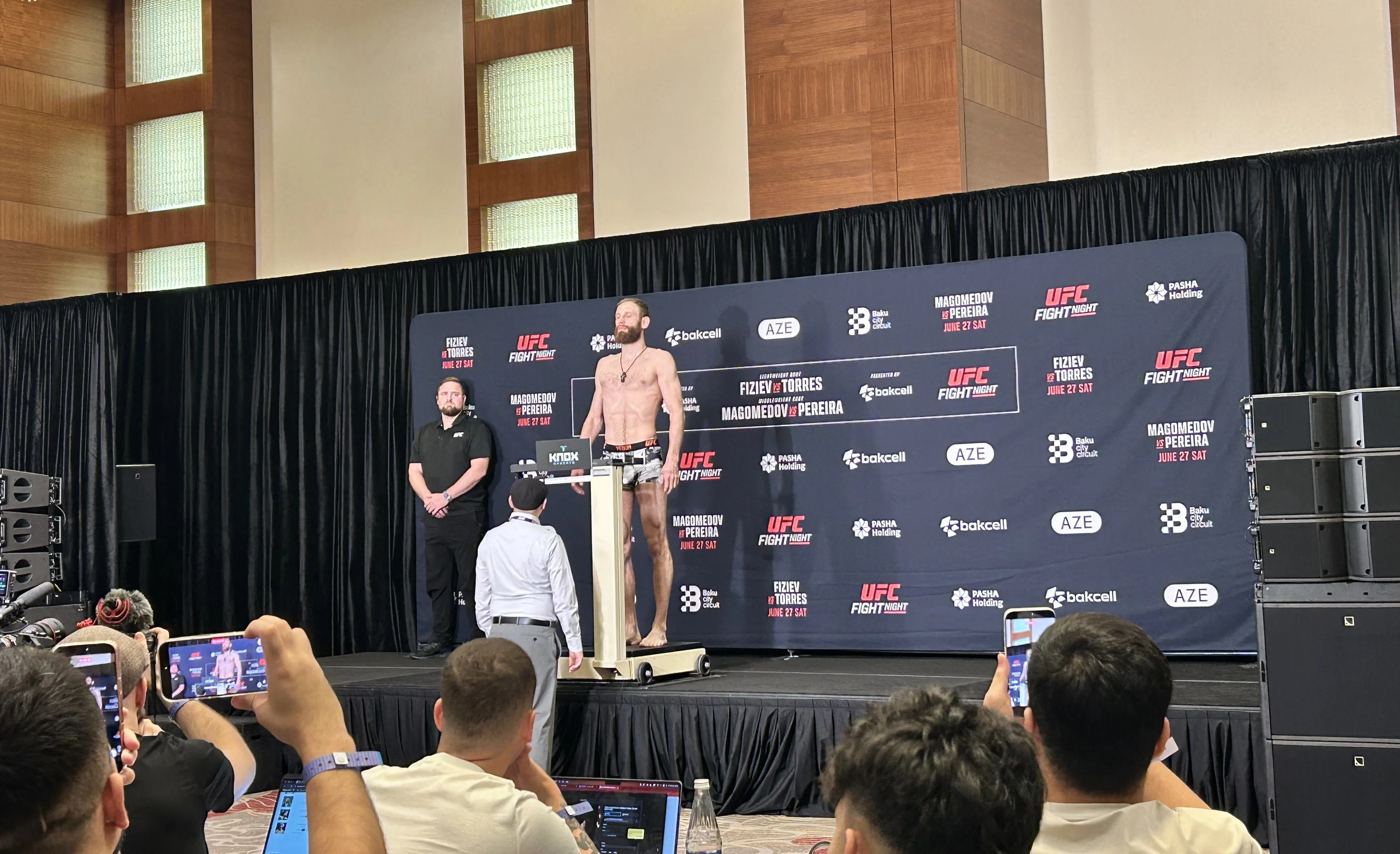 Bakıda UFC həyəcanı: Döyüşçülər tərəziyə çıxır 
