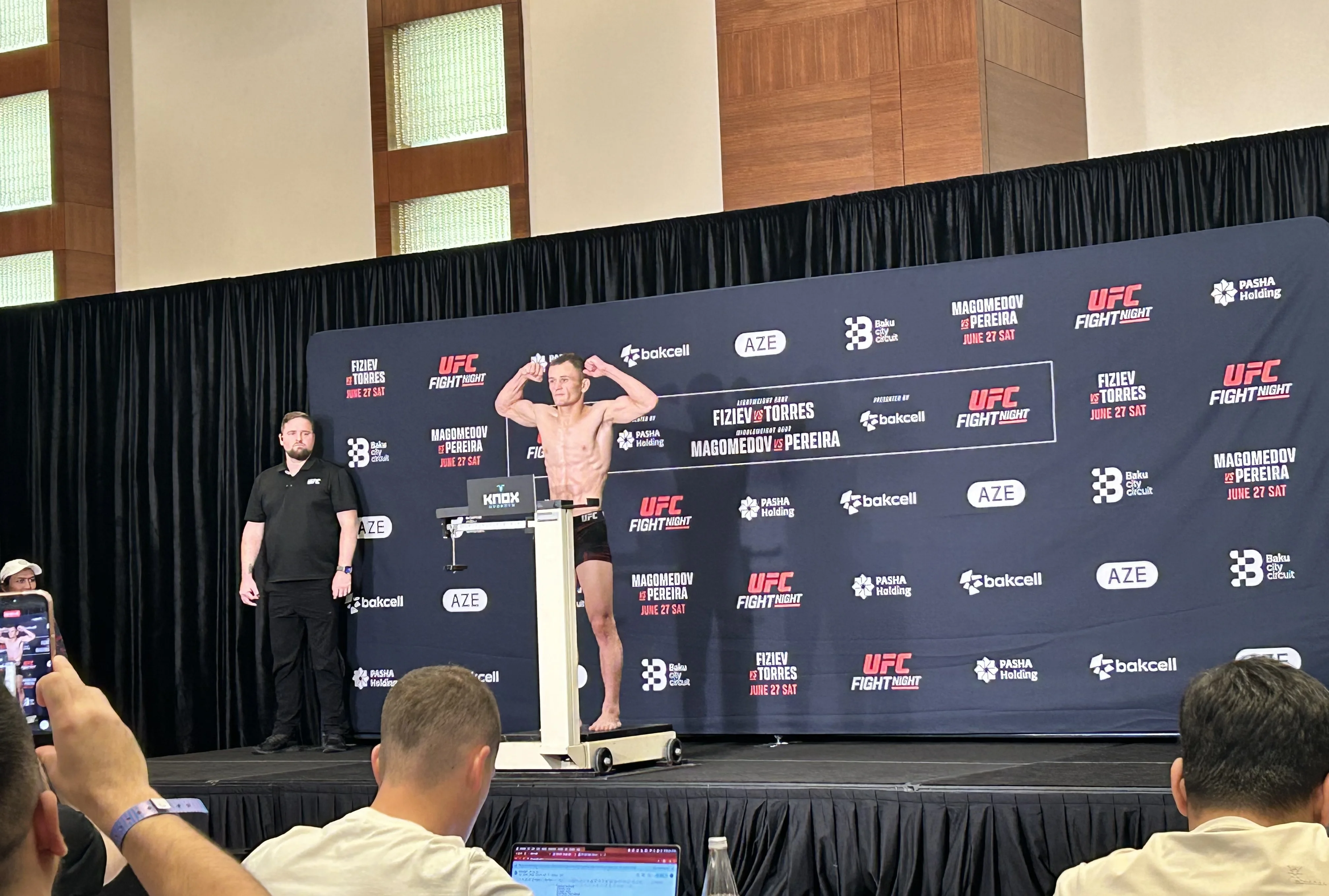 Bakıda UFC həyəcanı: Döyüşçülər tərəziyə çıxır 