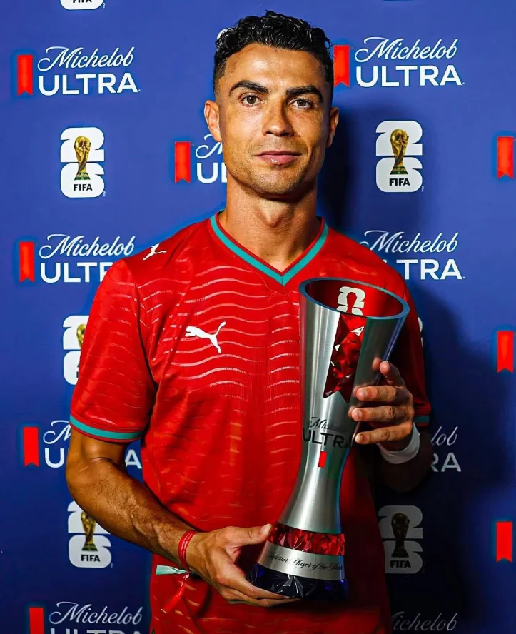 FİFA Ronaldunu mükafatlandırdı - FOTO 