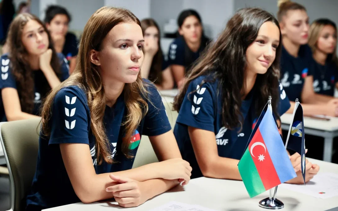 Yelena Şabovta yeniyetmə və gənc voleybolçularla görüşdü 