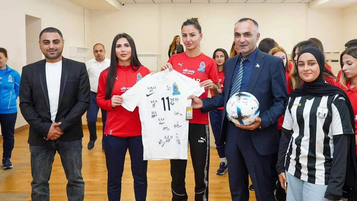 Azərbaycanın qadın futbolçuları Qarabağ Universitetində tələbələrlə görüşdülər 