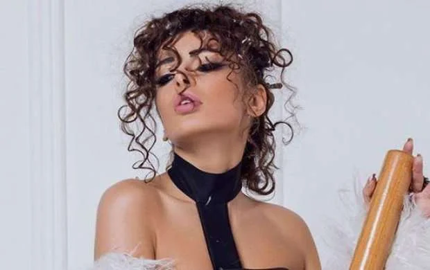 Azərbaycanlı model "Yuventus" forması ilə elə pozalar verdi ki... - FOTOLAR 