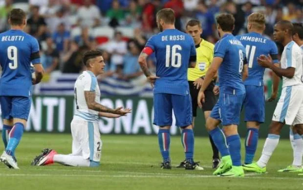 İtaliyadan Uruqvaya futbol dərsi 