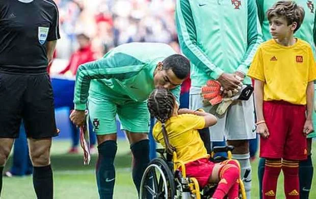 Ronaldodan örnək addım: 10 yaşlı qızı sevindirdi - FOTO 