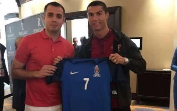 Ronaldoya Azərbaycan yığmasının forması hədiyyə edildi - FOTO 
