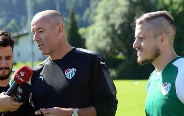 Fransız baş məşqçi millimizin futbolçusunu təriflədi 