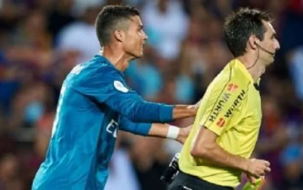 Ronaldo "qırmızı"ya görə cəza almayacaq 
