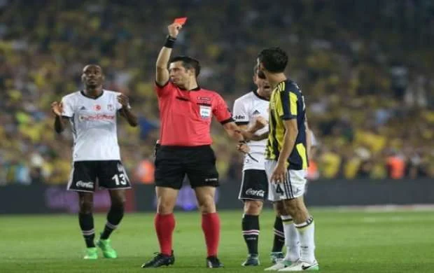 İstanbul derbisində 2 penalti, 5 "qırmızı" - VİDEO 