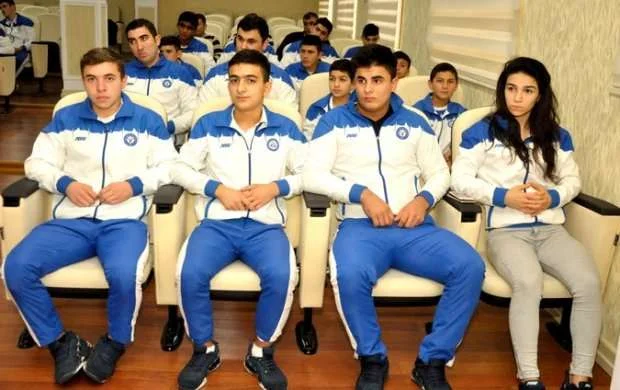 Milyarderin qızı sevgi axtarır - FOTOLAR 