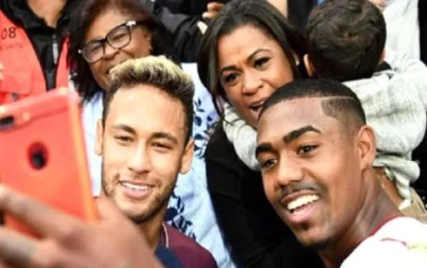 Neymarla çəkdirdiyi selfi başına bəla oldu 