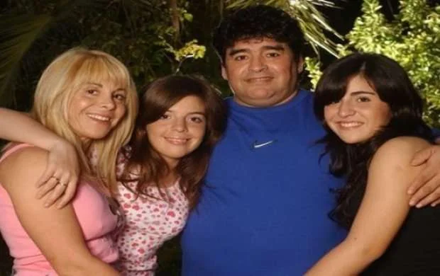 Maradona qızlarını məhkəməyə verir 
