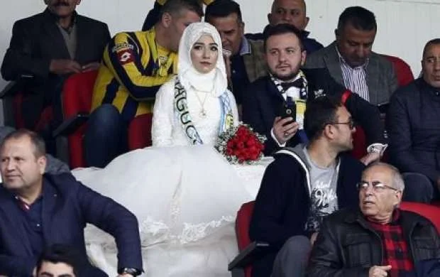 Bəylə gəlin öz toylarına yox, stadiona getdi - FOTO 