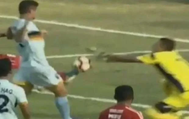 Futbol dünyası yasda: oyunda zədə alan qapıçı öldü - VİDEO 