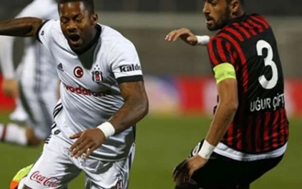 Hakim oyun zamanı futbolçunu ələ saldı 