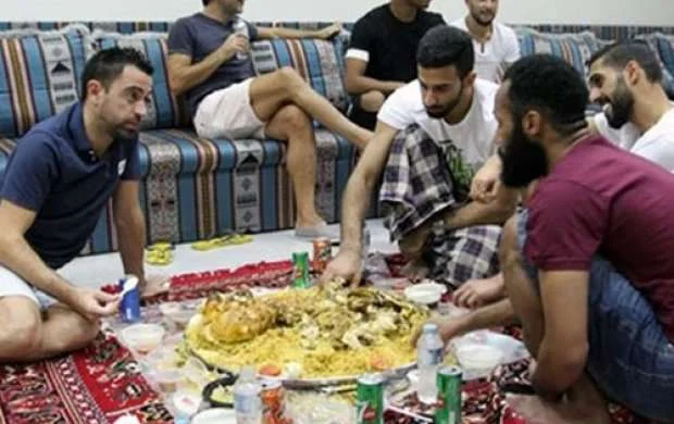 İldə 10 milyon maaş alır, yediyi yeməyə bax - FOTO 