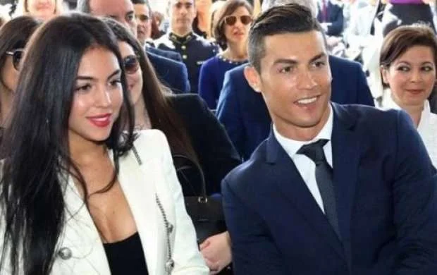 Ronaldo doğulmamış qızının adını açıqladı 