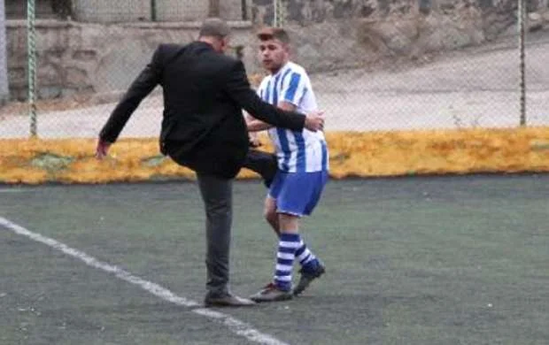 Prezident meydana çıxıb futbolçunu döydü - FOTO 