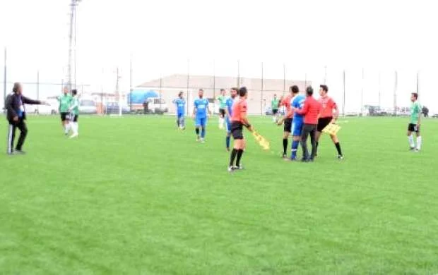 Futbolçu hakimin ağzını partlatdı - FOTOLAR 