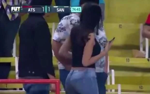 Gözəl qadını görən rejissor elə hərəkət etdi ki... - VİDEO 