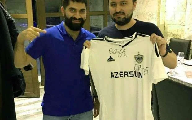 Məşhur rəssama “Qarabağ”ın forması təqdim olundu - FOTO 