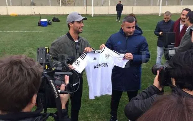 Məşhur pilotdan "Qarabağ"a hədiyyə - FOTO 