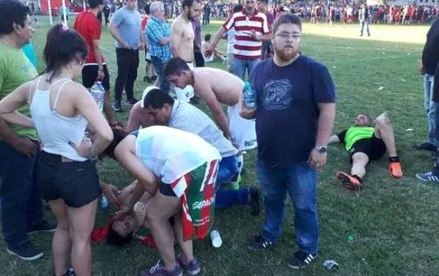 Polis plastik mərmilərlə futbolçuları vurdu - FOTOLAR 