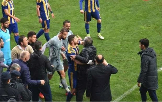 Prezident futbolçusuna öz qapısına qol vurdurdu 