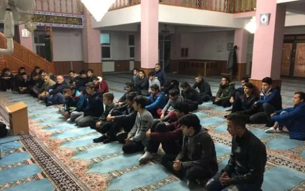 Məsciddə dua mərasimi: "Rəqibin hücumlarını ofsaydla kəs, ya Rəbbim" 