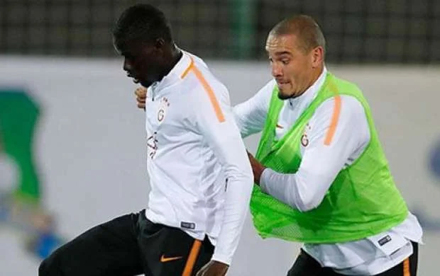 "Qalatasaray" iki futbolçusu üçün 76 milyon istədi 