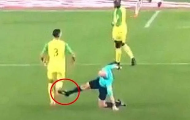 Hakim əvvəlcə futbolçunu vurdu, sonra qovdu - FOTO/VİDEO 