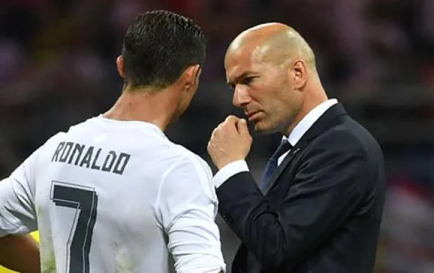 "Real"da inqilab: ikisi də gedir 
