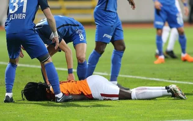 "Qalatasaray"ın ulduzunun meydanda ürəyi getdi - FOTO 