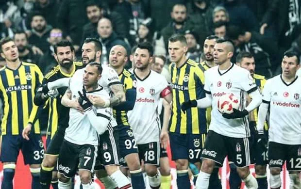 İstanbul derbisi: 100 dəqiqə oyun, 4 qol, 3 qırmızı - VİDEO 