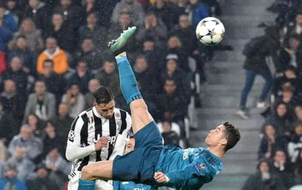 Kriştiano Ronaldo: "Azərbaycan millisinin də qapısına belə zərbə endirmişdim" - VİDEO 