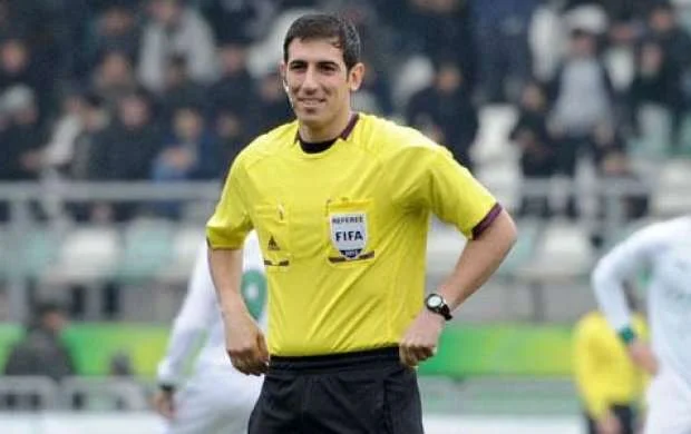 Mərkəzi oyunda FIFA referisi 