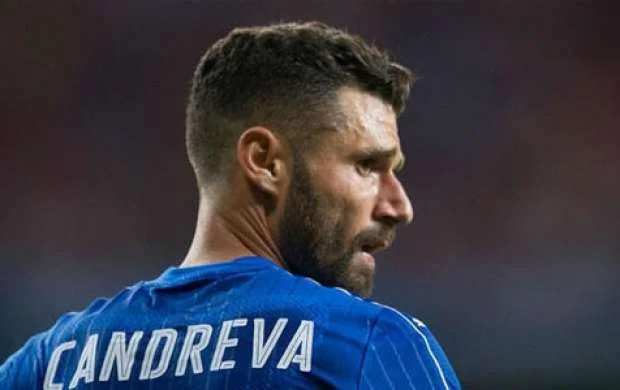 Məşhur futbolçu topa zərbə vurdu, mühafizəçinin dalağı partladı 