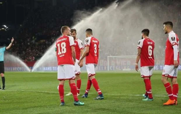 Futbol tarixində görünməmiş hadisə: fasilədə penalti təyin edildi - VİDEO 