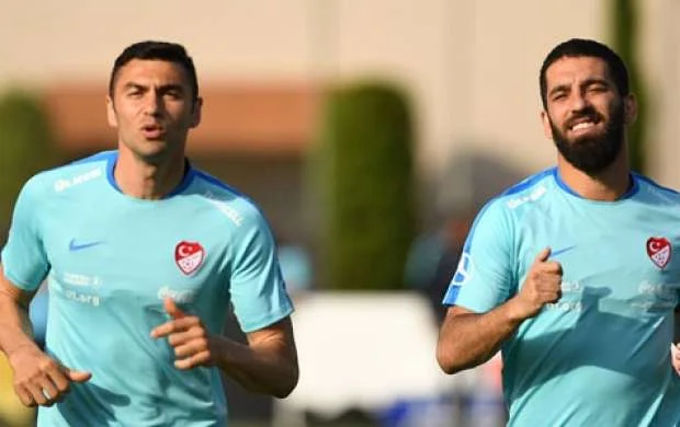 Arda Turan Burak Yılmazı razı saldı 
