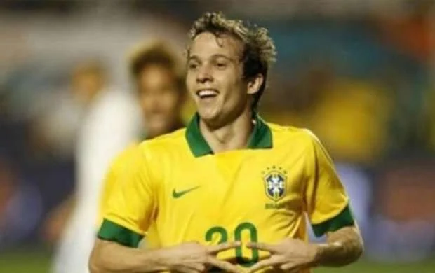 Braziliya millisinin üzvü İstanbul nəhənginə gəlir 