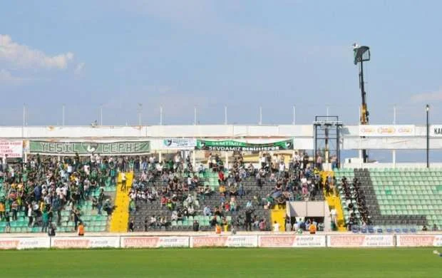Stadiona buraxılmayan azarkeş oyunu izləmək üçün kran kirayələdi (FOTOLAR) 