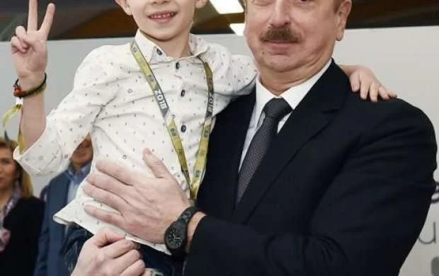 İlham Əliyevlə görüşmək üçün ağlayan uşaq kimin oğludu? - FOTO/VİDEO 