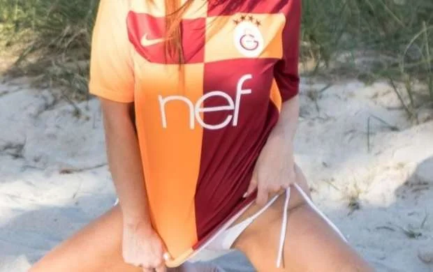 Məşhur italyan hakim "Qalatasaray" forması geyinib soyunda - FOTOLAR 