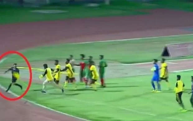 Futbolçular hakimi meydanda qovdular, sonra da döydülər - VİDEO 