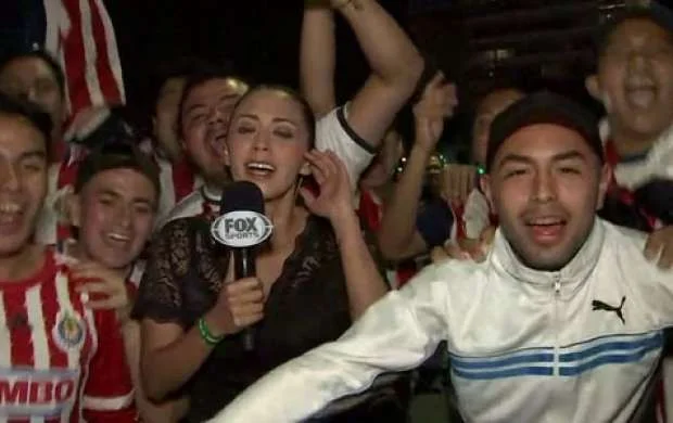 Qadın jurnalist canlı yayımda futbol fanatını mikrafonla vurdu - VİDEO 