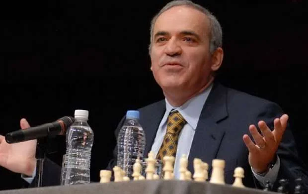 Bakılı məşhur Ermənistan müxalifətinə yardım göndərdi 