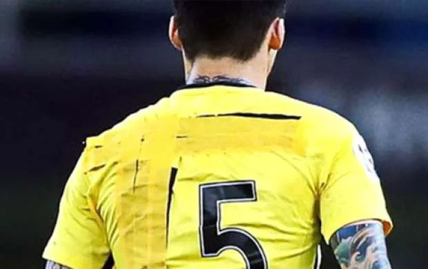 Milyard dollarlıq çempionatda futbolçu meydana yamaqlı formada çıxdı 