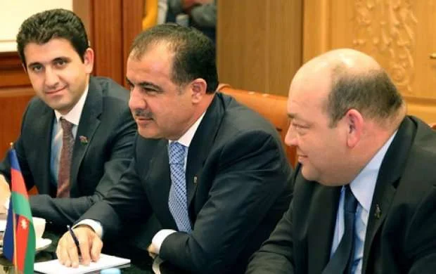 Gəncə gözləmədə: Məmmədov Vəliyevlə oyun oynayır 