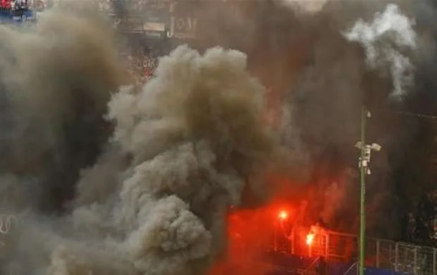 55 il sonra aşağı liqaya düşdülər, azarkeşlər stadiona od vurdu - FOTOLAR 